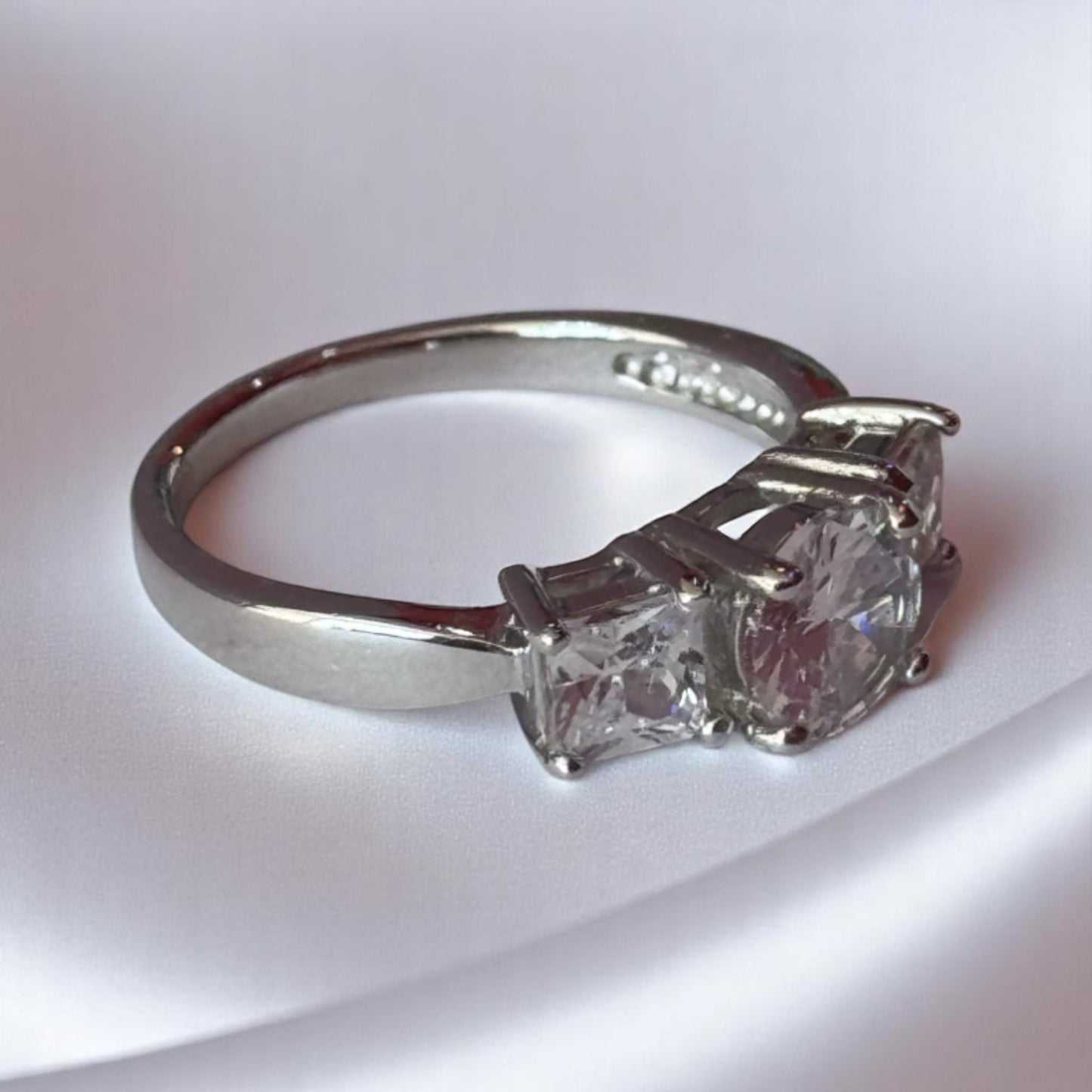 ANILLO 3 ZIRCONIAS